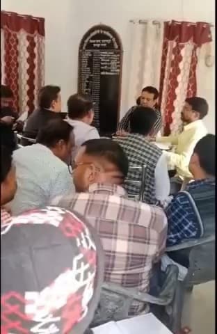 घाटमपुर: खंड विकास अधिकारी ने सचिवों के साथ की बैठक