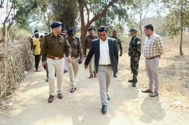 तांतनगर: माँ-बेटा को जलाकर मारने के पीड़ित परिवार से मिले डीसी और एसपी