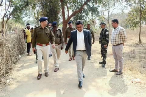 तांतनगर: माँ-बेटा को जलाकर मारने के पीड़ित परिवार से मिले डीसी और एसपी