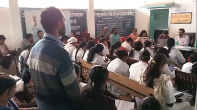 रीठी सामुदायिक स्वास्थ्य केंद्र में स्वास्थ्य कर्मियों की मासिक समीक्षा बैठक, कार्य में लापरवाही पर फटकार