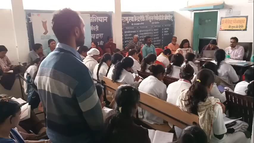 कटनी ग्रामीण: रीठी सामुदायिक स्वास्थ्य केंद्र में स्वास्थ्य कर्मियों की मासिक समीक्षा बैठक, कार्य में लापरवाही पर फटकार