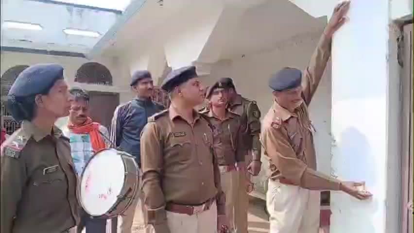 जाले: कमतौल थाना: कुम्हरौली गांव में बड़ी कार्रवाई, फरार 5 अभियुक्तों के घर डुगडुगी बजाकर इश्तिहार चिपकाया