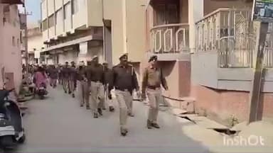 गढ़ी: गढ़ी में उदयपुर रेंज के 60 जवानों के साथ गढ़ी व अरथुना पुलिस ने क्षेत्र में किया फ्लैग मार्च