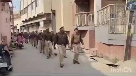 गढ़ी: गढ़ी में उदयपुर रेंज के 60 जवानों के साथ गढ़ी व अरथुना पुलिस ने क्षेत्र में किया फ्लैग मार्च