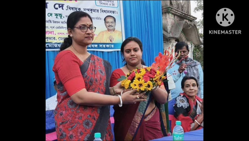 নন্দকুমার: বাসুদেবপুর গ্রাম পঞ্চায়েতে পথশ্রী-৪ প্রকল্পে একটি কংক্রিটের রাস্তা নির্মানের শুভ উদ্বোধনে উপস্থিত বিধায়ক সুকুমার দে