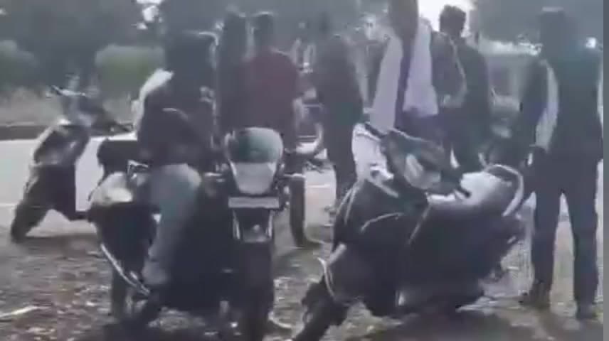 करेली: गिधवानी चौराहे पर युवक और युवतियों के बीच विवाद, युवती ने चप्पल से की मारपीट, वीडियो वायरल