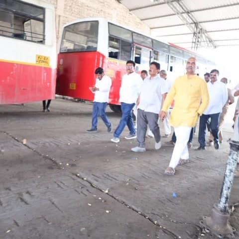 ಆಳಂದ: ಆಳಂದ ಪಟ್ಟಣದ ಬಸ್ ನಿಲ್ದಾಣಕ್ಕೆ ಕೆಕೆಆರ್‌ಟಿಸಿ ಅಧ್ಯಕ್ಷ ಅರುಣಕುಮಾರ ಪಾಟೀಲ್ ಭೇಟಿ