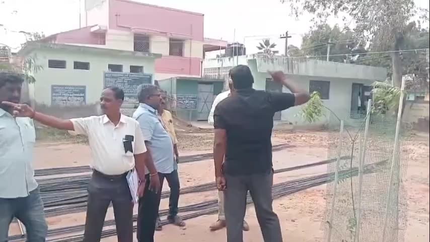 திருவெண்ணைநல்லூர்: திருவெண்ணெய்நல்லூர் ஊராட்சி ஒன்றிய நடுநிலைப் பள்ளியில் 2026 சட்டமன்ற தேர்தலையொட்டி சப் கலெக்டர் ஆனந்த் சிங் வாக்குச்சாவடி மையங்களை திடீர் ஆய்வு