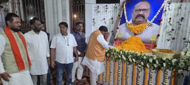 चकिया पिपरा: पिपरा विधायक श्याम बाबू यादव के यहां आयोजित श्राद्धकर्म में पहुंचे पूर्व मंत्री