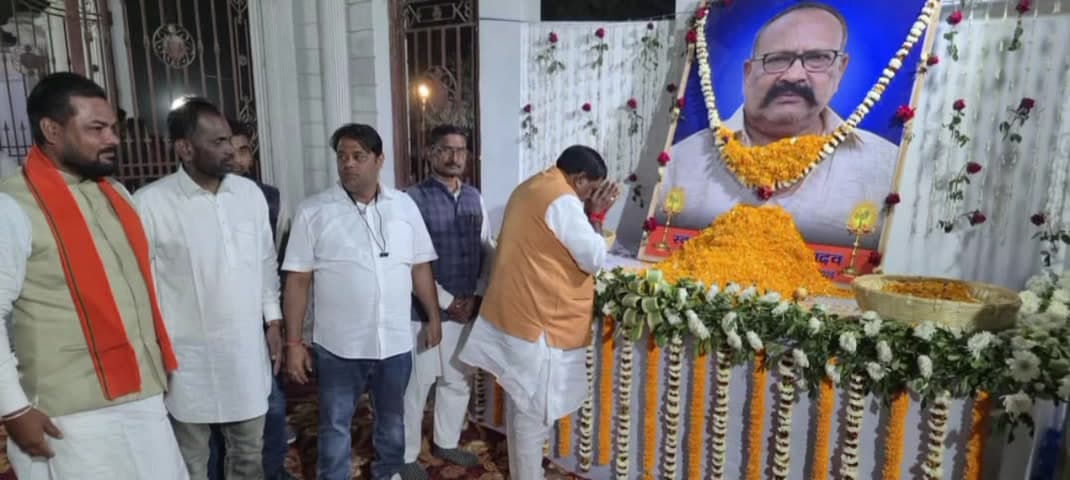 चकिया पिपरा: पिपरा विधायक श्याम बाबू यादव के यहां आयोजित श्राद्धकर्म में पहुंचे पूर्व मंत्री