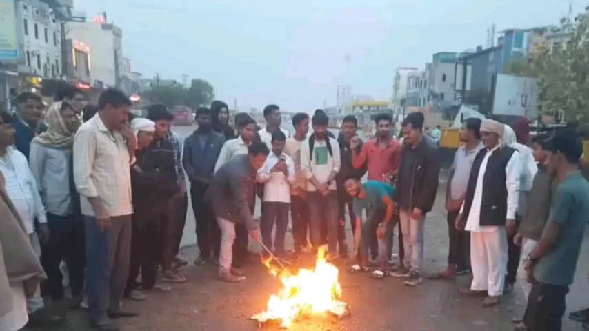 श्रीमाधोपुर: खुशखेड़ा स्थित औद्योगिक फैक्ट्री में जान गंवाने वाले मजदूरों को न्याय दिलाने की मांग को लेकर किया गया प्रदर्शन