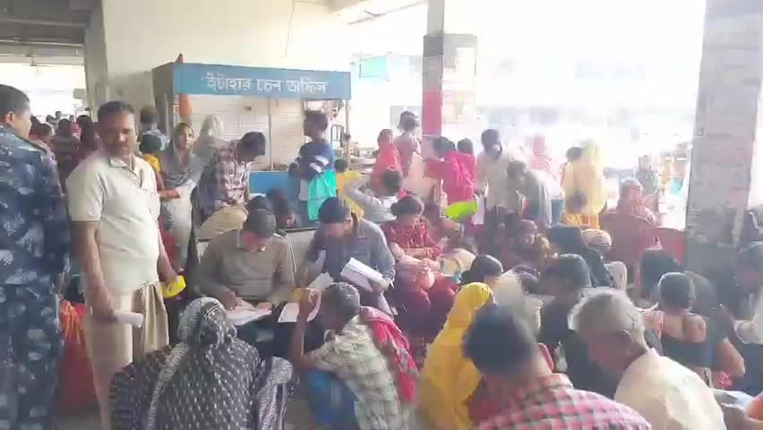 ইটাহার: সরকারি প্রকল্পের ফর্ম পূরণের নামে নেওয়া হচ্ছে ২০ থেকে ৫০ টাকা, এমন অভিযোগে চাঞ্চল্য ইটাহার বাস টার্মিনাস প্রাঙ্গণে