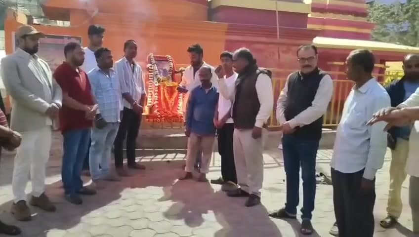 पुपरी: बजरंग दल ने पुपरी के नागेश्वर स्थान मंदिर परिसर में छत्रपति शिवाजी महाराज की जयंती मनाई