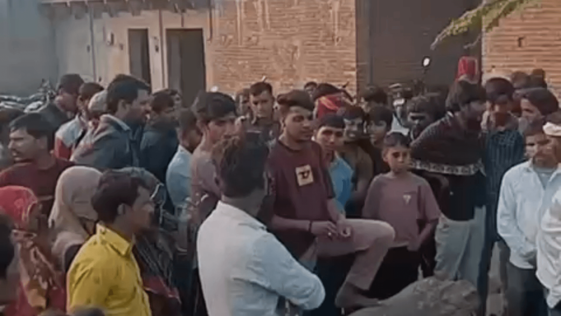 कोटड़ी: मंशा गांव में मारपीट के बाद अधेड़ की मौत, ससुराल पक्ष पर गंभीर आरोप, ग्रामीणों ने किया प्रदर्शन