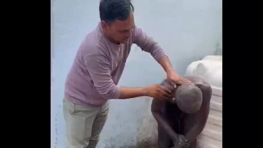 ब्यावरा: राजगढ़ रोड पर बच्चा चोर समझ लोगों ने युवक को घेरा, पुलिस थाने लेकर पहुंची