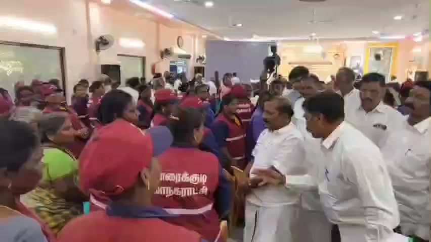 காரைக்குடி: தூய்மை பணியாளர்கள் நல வாரியம் சார்பில், தூய்மை பணியாளர்களுக்கு நலவாரிய அடையாள அட்டைகள் மற்றும் நலத்திட்ட உதவிகள் வழங்கும் விழா