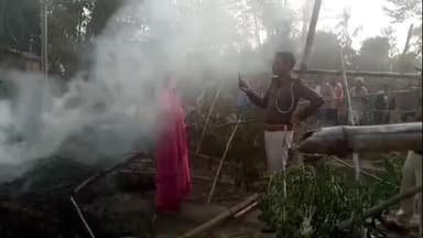 मैनाटांड़: अगलगी में घर समेत हज़ारों रुपये की संपत्ति जलकर राख