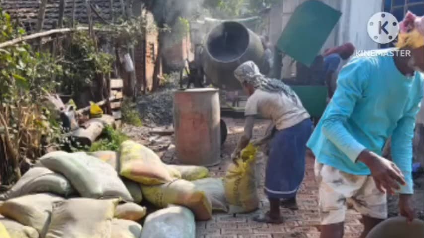 ঠাকুরপুকুর-মহেশতলা: মহেশতলা পৌরসভার ১৫ নম্বর ওয়ার্ডের পথশ্রী প্রকল্পের মাধ্যমে ঢালাই রাস্তা নির্মাণের কাজ শুরু করা হয়েছে