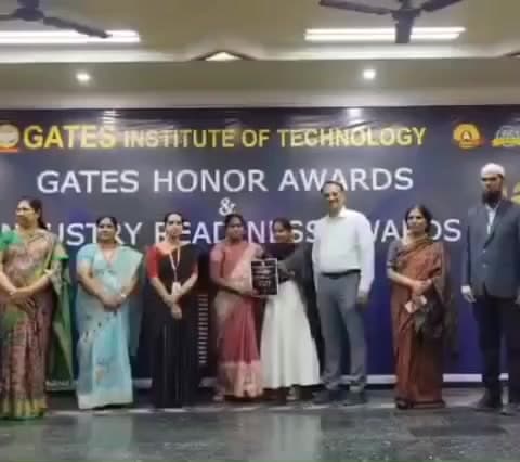 తాడిపత్రి: గుత్తి శివారులోని పెద్దవడుగూరు మండల పరిధిలో ఉన్న గేట్స్ కళాశాలలో హానర్ అవార్డుల ప్రధాన కార్యక్రమం