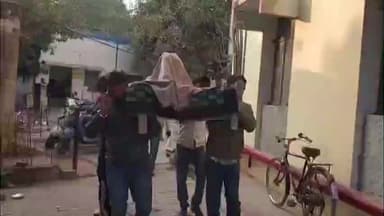 जखनिया: चारपाई पर एसीजेएम कोर्ट पहुंचा आरोपी, चेक बाउंस केस में 3 माह की सजा, चारपाई पर ही भेजा गया जेल