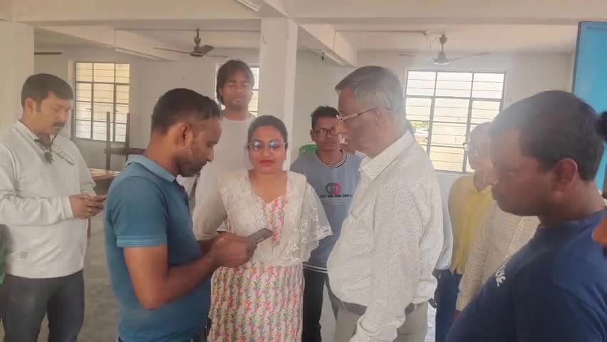 কল্যাণী: কল্যাণপুর এলাকায় বিভিন্ন ওয়ার্ডের যুবক যুবতীরা যুব সাথী প্রকল্পে নাম লেখাতে ভিড় জমালেন ক্যাম্পে