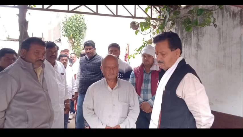 बेगमगंज: बेगमगंज में पूर्व मंत्री रामपाल सिंह ने स्व. अधिवक्ता किशोरी लाल चौरसिया को श्रद्धांजलि दी