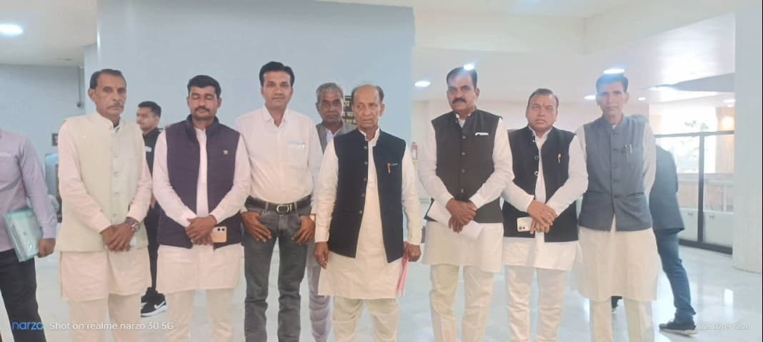 खिलचीपुर: विधायक हजारीलाल दांगी के साथ खिलचीपुर के भाजपा नेता ने मध्य प्रदेश विधानसभा बजट कार्यवाही का अवलोकन किया