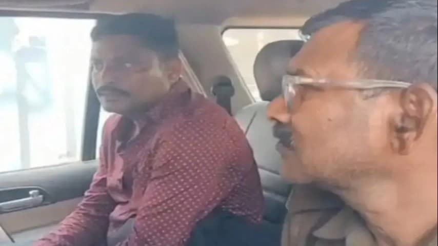 चाईबासा: मानगो पुल पर युवक ने स्वर्णरेखा में कूदकर आत्महत्या करने की कोशिश की, राहगीरों ने बचाया