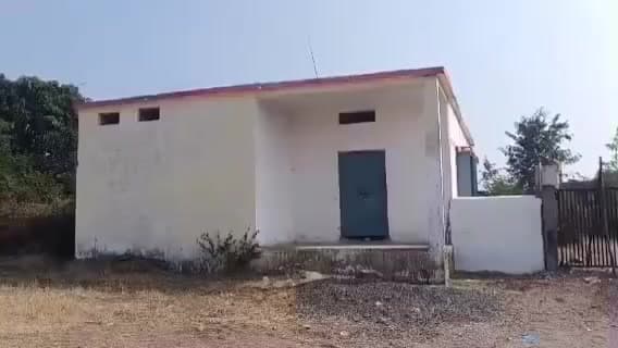 कुंडम: बड़खेरा में घर के सामने अवैध शराब बेच रहा आरोपी गिरफ्तार, 7 लीटर कच्ची शराब जब्त