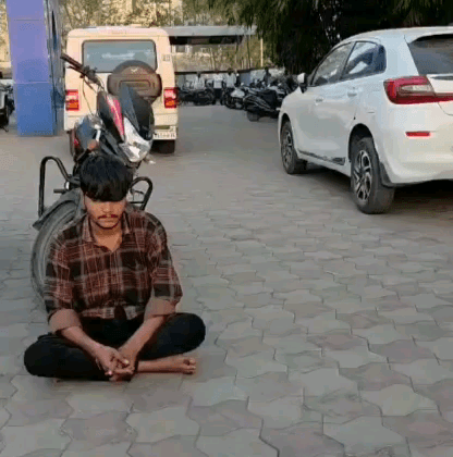 રાજકોટ દક્ષિણ: રાજકોટના અલગ અલગ વિસ્તારોમાંથી ચાર ચોરાઉ વાહનો સાથે ચાર આરોપીઓને ઝડપી પાડતી યુનિ. પોલીસ