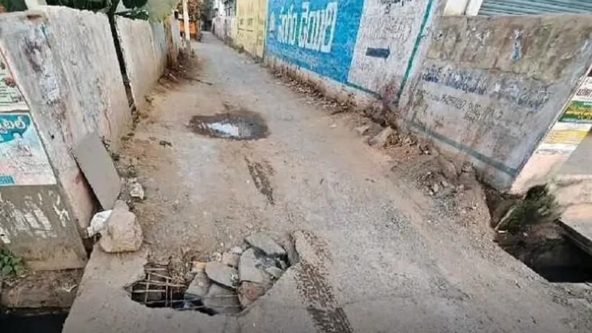 పాణ్యం: బేధించర్లలో స్కూలుకు వెళ్లే రహదారిలో రోడ్డుపై రంద్రం పడిన పట్టించుకోని అధికారులు