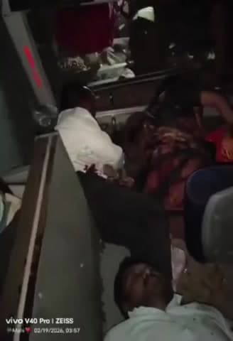 అలంపూర్: ఇటిక్యాల పాడు స్టేజి సమీపంలో తెల్లవారుజామున అదుపుతప్పిబోల్తా పడిన ఆర్టిసి బస్సు ఎనిమిది మందికి గాయాలు