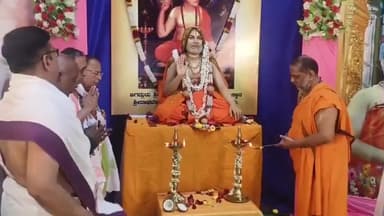 మంత్రాలయం: మంత్రాలయంలో శ్రీ రాఘవేంద్ర స్వామి గురు వైభవ ఉత్సవాలను జ్యోతి ప్రజ్వలన చేసి ప్రారంభించిన మఠం పీఠాధిపతి