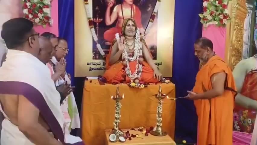 మంత్రాలయం: మంత్రాలయంలో శ్రీ రాఘవేంద్ర స్వామి గురు వైభవ ఉత్సవాలను జ్యోతి ప్రజ్వలన చేసి ప్రారంభించిన మఠం పీఠాధిపతి