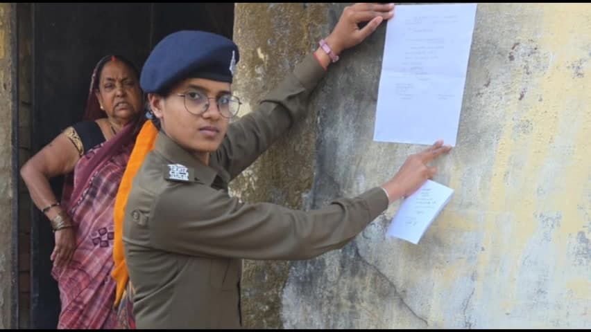 नबीनगर: जयनगरा एवं फुटहरवा में इस्तिहार वारंटियों के घर चस्पा हुआ नोटिस, कोर्ट के आदेश पर पुलिस ने की कार्रवाई