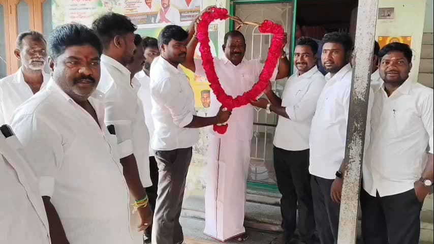 உளுந்தூர்பேட்டை: உளுந்தூர்பேட்டையில் 50க்கும் மேற்பட்ட வழக்கறிஞர்கள் அதிமுகவில் இணையும் விழா