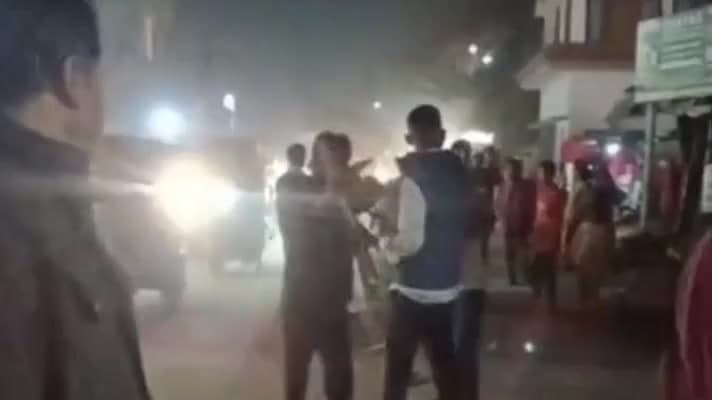 मुगलसराय: सपा कार्यालय के बाहर बवाल, मुगलसराय में मारपीट का वीडियो सोशल मीडिया पर हुआ वायरल