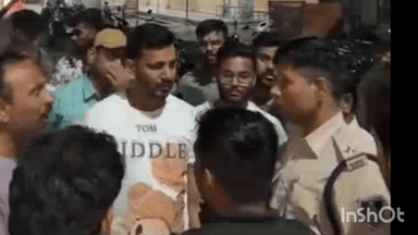 कुक्षी: अंबेडकर चौराहा कुक्षी में रेलिंग से टकराया ट्राला, जयस संगठन ने अनियंत्रित वाहनों पर कार्रवाई की मांग की