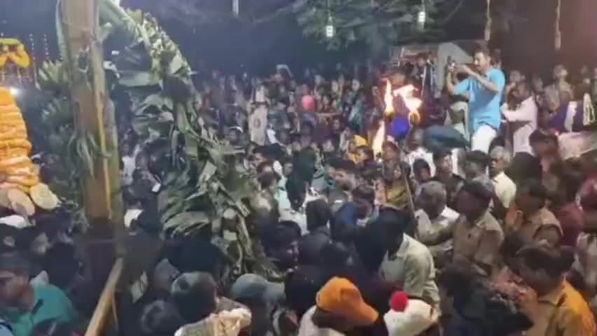 ஆம்பூர்: பெரியாங்குப்பம்  சாமுண்டீஸ்வரி அம்மன் திருக்கோயில் திருவிழாவில் ஆயிரக்கணக்கான பக்தர்கள் கலந்து கொண்டு தங்களின் வேண்டுதல் நிறைவேற அங்கபிரதட்சணம் செய்து
