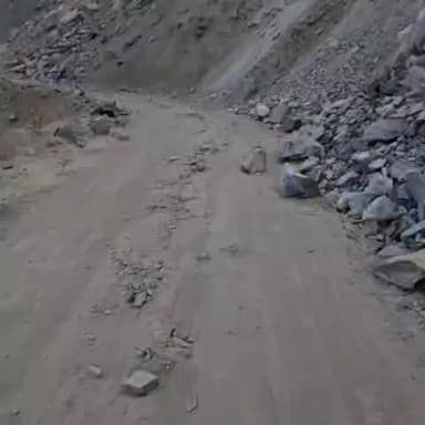 हंगरंग: मलिंग नाला के समीप पहाड़ों से गिर रहे पत्थर, वाहन चालकों से बरतने की अपील की जिप्र ने एहतियात