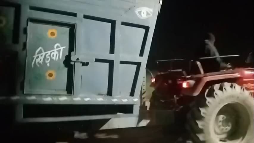स्वार: लोहर्रा इनायत जंग में गाँव से दिन और रात के समय ओवरलोड ट्रैक्टर ट्रॉलियों का संचालन जारी, वीडियो आया सामने