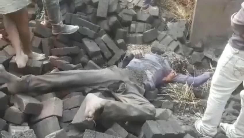 কাঁকসা: বুদবুদের শোলাগড়ে নিয়ন্ত্রণ হারিয়ে নওয়ানজুলিতে ইঁট বোঝাই ট্রাক্টর উল্টে চালকের মৃত্যু,আহত খালাসি