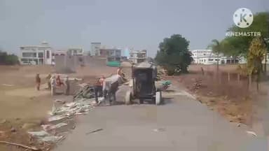 घंसौर: घंसौर ग्राम पंचायत द्वारा सामुदायिक स्वास्थ्य केंद्र से कॉलोनी तक सड़क निर्माण कार्य जारी