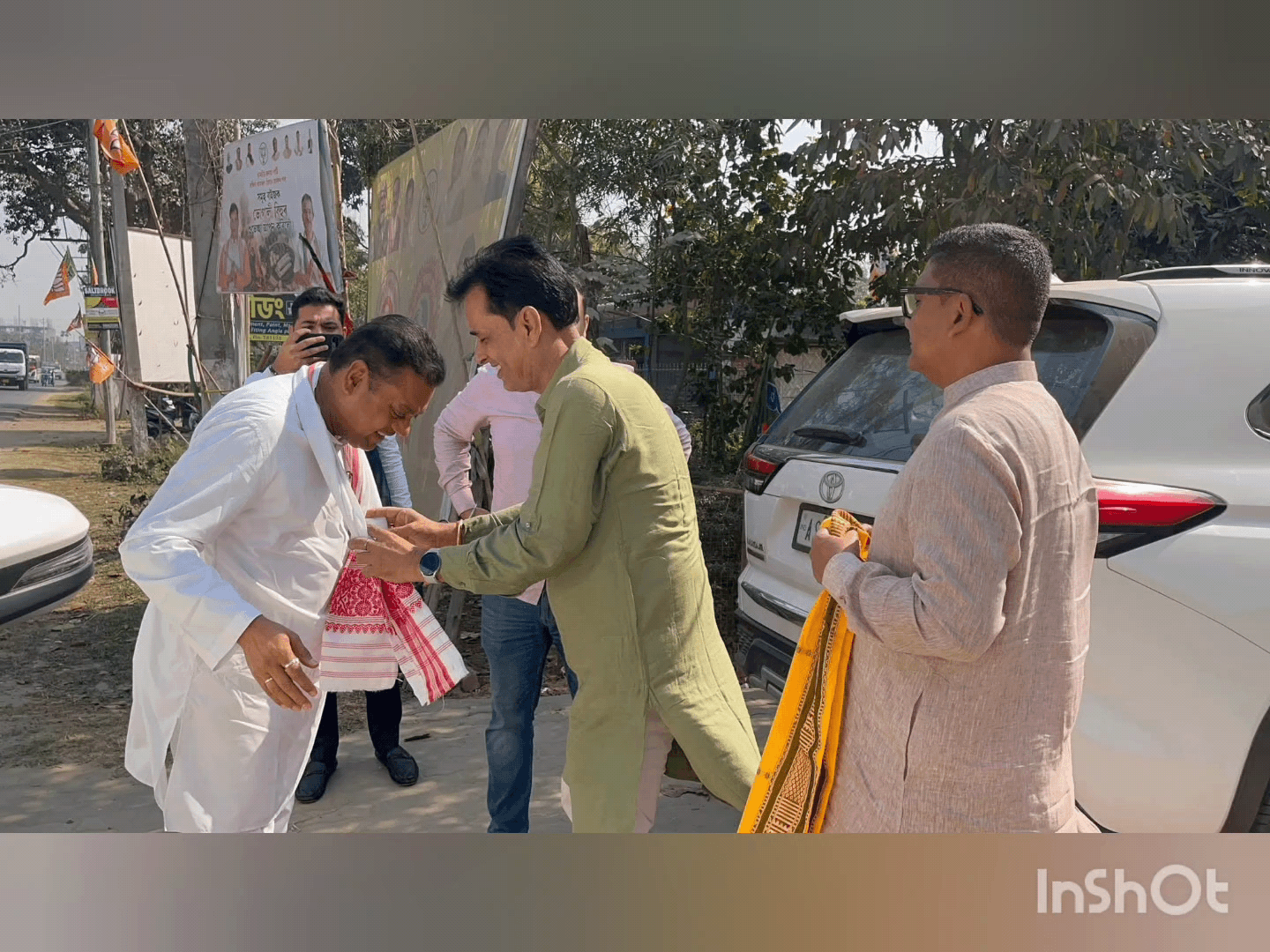পলাশবাৰী: বাটৰহাট স্হিত জিলা বিজেপিৰ মুখ্য কাৰ্যালয়ত ,উপস্থিত সাংসদ তথা ভাৰতীয় জনতা পাৰ্টীৰ মূখপাত্ৰ ড০ সম্বিত পাত্ৰ