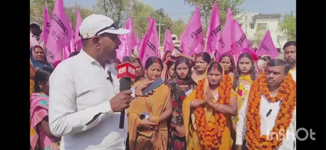 हरिहरगंज: अध्यक्ष पद की प्रत्याशी शीला चौधरी के समर्थकों ने चलाया जनसंपर्क अभियान, उमड़ा जन सैलाब