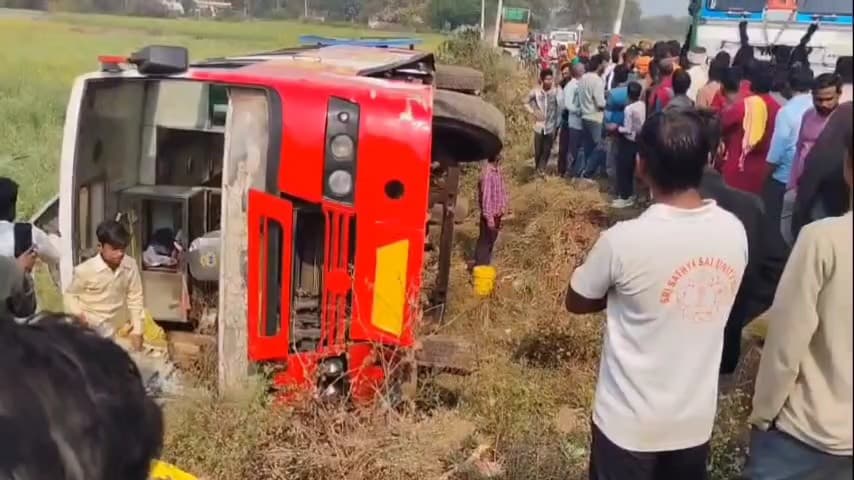 हनुमना: मुनमा मोड़, माजन गांव में बड़ा हादसा: शाहपुर थाना क्षेत्र में गौतम ट्रेवल्स की बस पलटी, एक दर्जन से ज़्यादा घायल