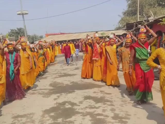 कुरसाकांटा: कुर्साकांटा प्रखंड के रहटमीना पंचायत स्थित पकड़ी गांव में महारूद्र यज्ञ को लेकर निकाली गई कलश यात्रा