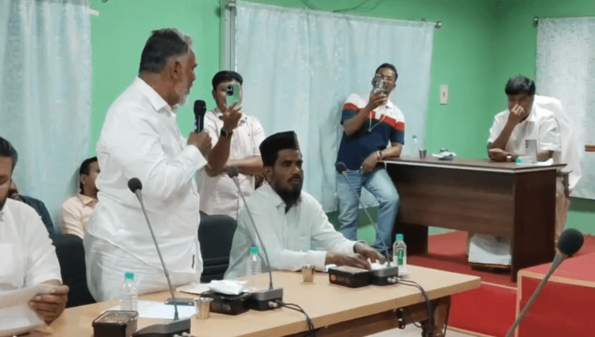 கீழக்கரை: நகராட்சி அலுவலகத்தில் பொறியாளரை 20-வது வார்டு உறுப்பினர் அவமரியாதையாக பேசியதை கண்டித்து அரசு அலுவலர்கள் வேலை நிறுத்தம்: