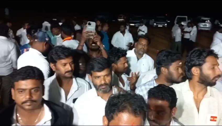 அணைக்கட்டு: அகரம்சேரியில் விஜய் பங்கேற்கும் மக்கள் சந்திப்பு கூட்டத்திற்கு பிரம்ம முகூர்த்தத்தில் பந்தக்கால் நடும் நிகழ்ச்சி நடைபெற்றது