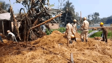 দিনহাটা ১: বসেরটাড়ী এলাকায় এক ব্যক্তির খড়ের গাদায় আগুন লাগার ঘটনায় এলাকায় চাঞ্চল্য